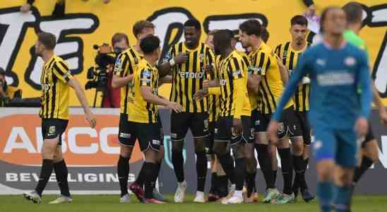 Le PSV tire Vitesse par son propre but et prend