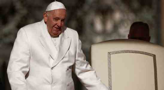 Le pape Francois est retabli deja diner pizza et sortira