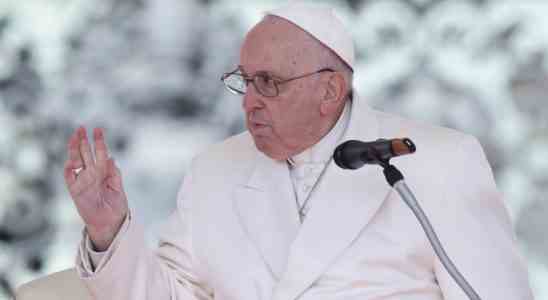 Le pape Francois passe sa premiere nuit a lhopital en