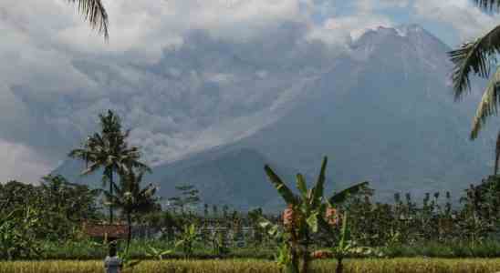 Le volcan indonesien Merapi crache plus dun kilometre de lave
