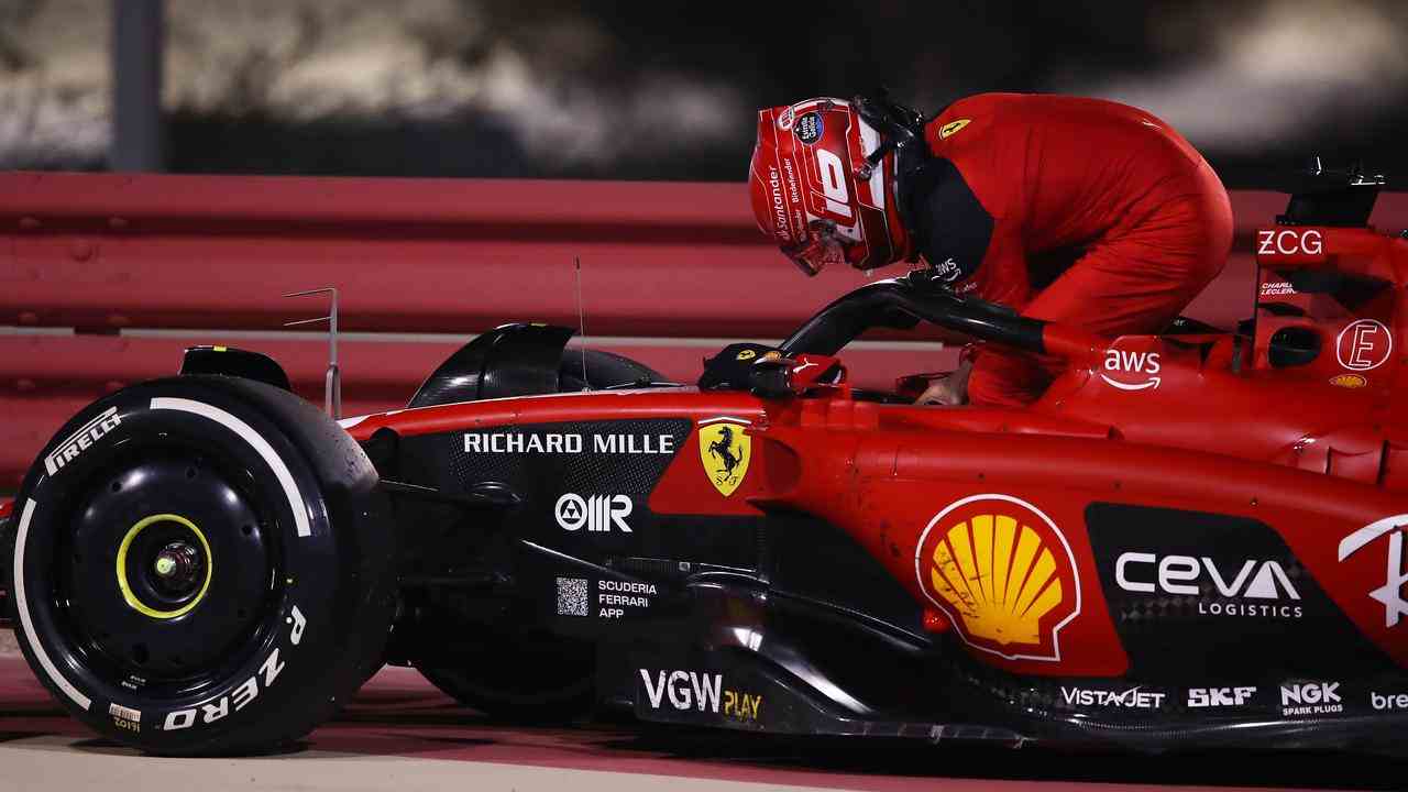Image de la vidéo: Leclerc s'arrête au GP de Bahreïn en raison d'un moteur Ferrari défaillant