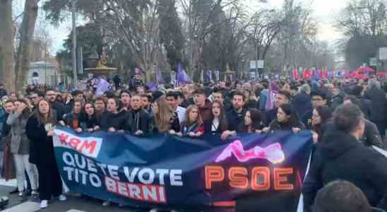 Les jeunes du PP avec une banderole Tito Berni votent