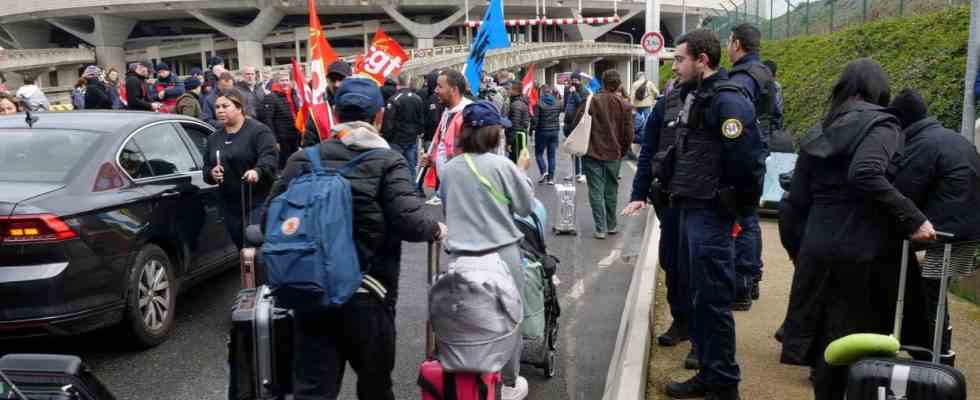Les manifestations contre les retraites bloquent le Charles de Gaulle