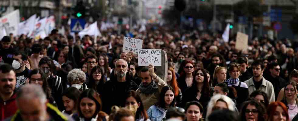 Les syndicats grecs appellent a une greve generale suite a
