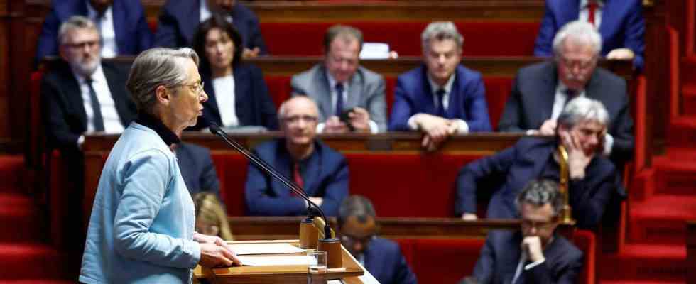 Macron survit a la motion apres un debat acharne et