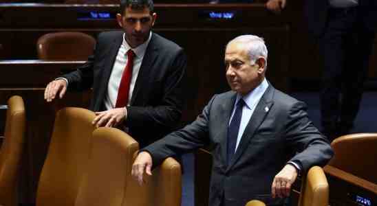 Netanyahu cede a la pression de la rue pour