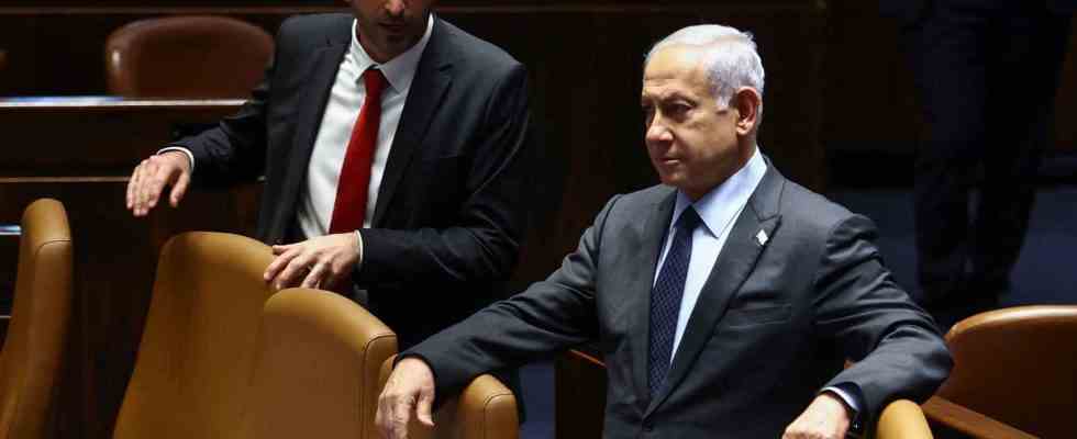 Netanyahu cede a la pression de la rue pour