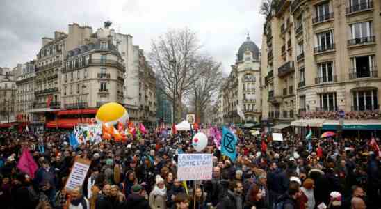 Plus dun million de manifestants tentent de mettre Macron a