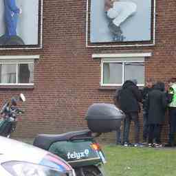 Police et equipe darrestation a lecole de Den Bosch