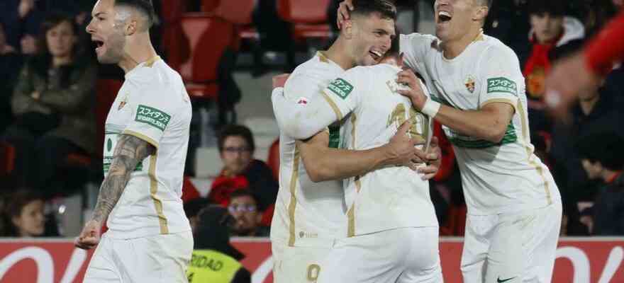 Premiere division Elche gagne a Majorque et se permet