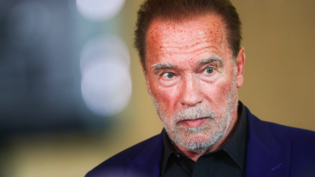 Schwarzenegger denonce les nazis americains dans une video virale —