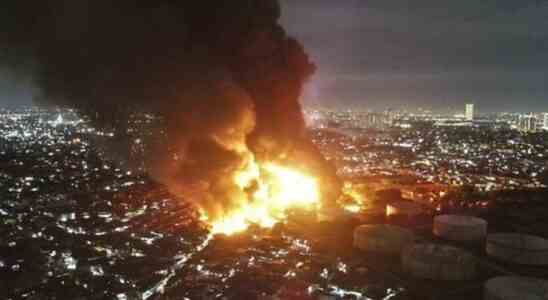 Un depot de carburant prend feu et explose en Indonesie