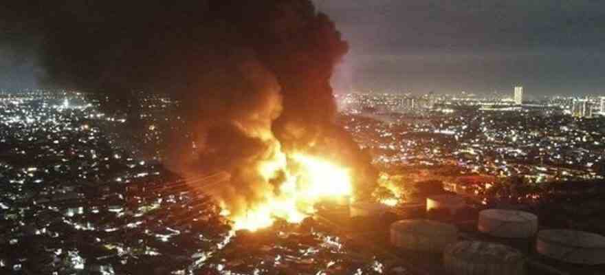 Un depot de carburant prend feu et explose en Indonesie