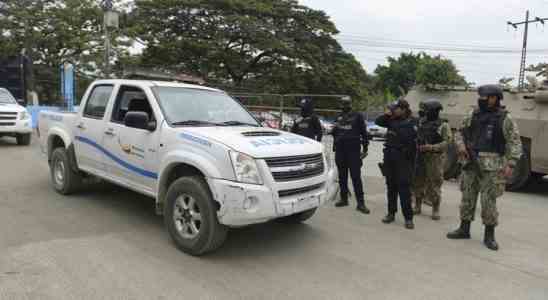Une attaque contre le directeur dune prison equatorienne fait au
