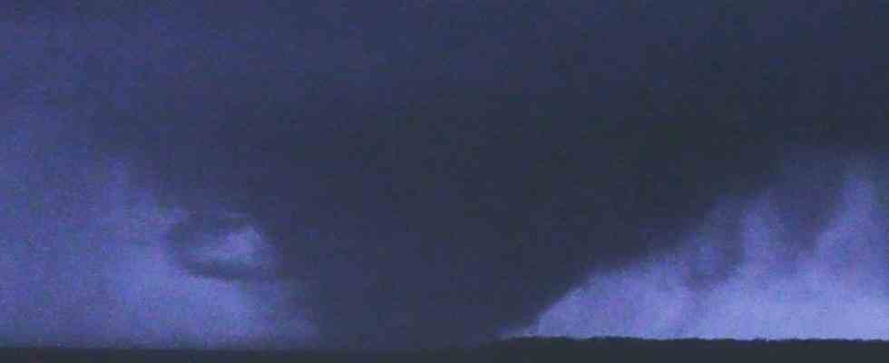 Une tornade tue 23 personnes et fait des dizaines de