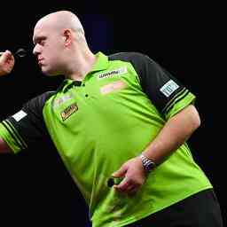 Van Gerwen bat Aspinall et reste dans la course pour