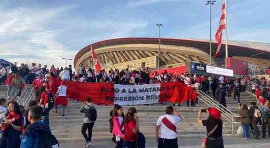 manifestations politiques deux equipes locales et un stade a moitie