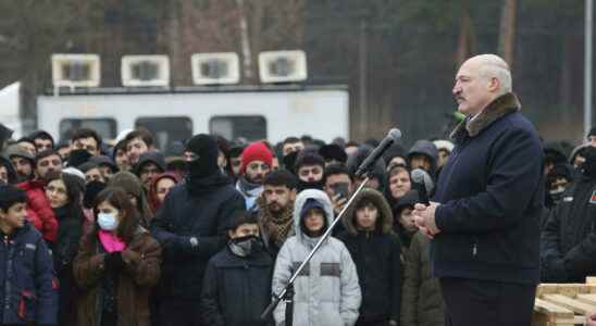Lukashenko goes to the border and talks to migrants
