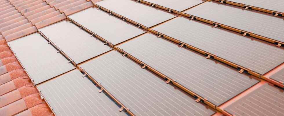 Terracotta solar tiles that respect the architecture of buildings