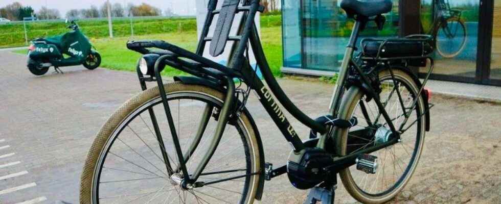 These electric bikes are recharged wirelessly by the kickstand
