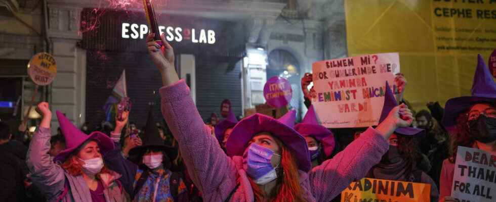 feminist demonstration in Istanbul to fight against violence