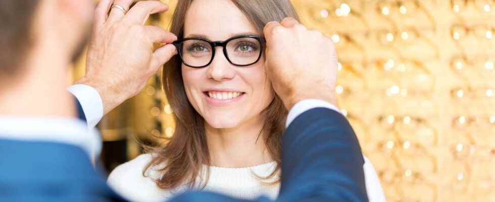 Become an optician training opportunities salary