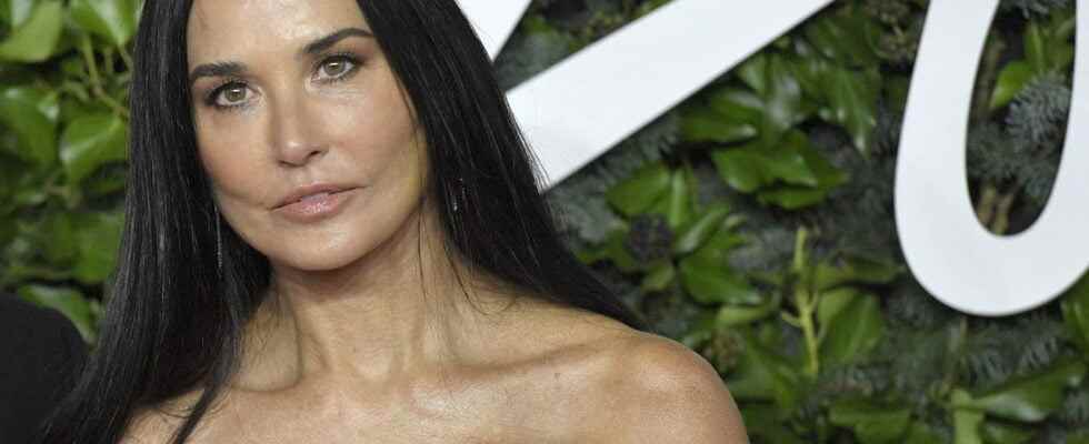Demi Moore naked in her bath shows off her wrinkle free