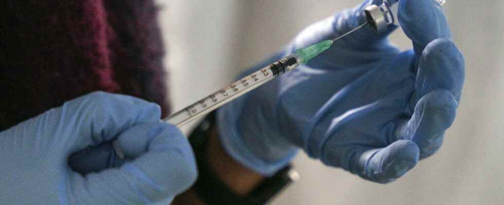 Greece starts vaccination of children aged 5 to 11
