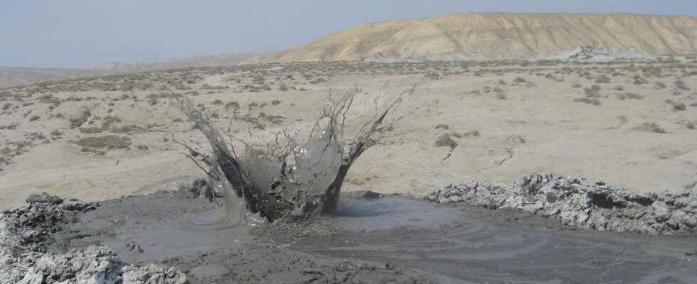 How does a mud volcano work