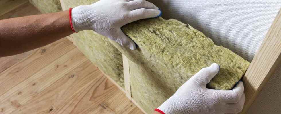 How much does it cost to insulate a house
