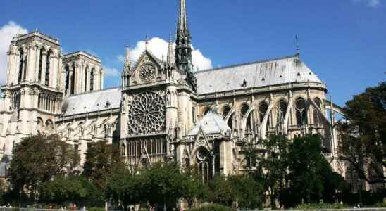 Mathematical game Notre Dame de Paris and the fourth dimension