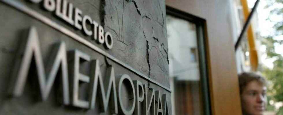Russia why is the NGO Memorial threatened with dissolution