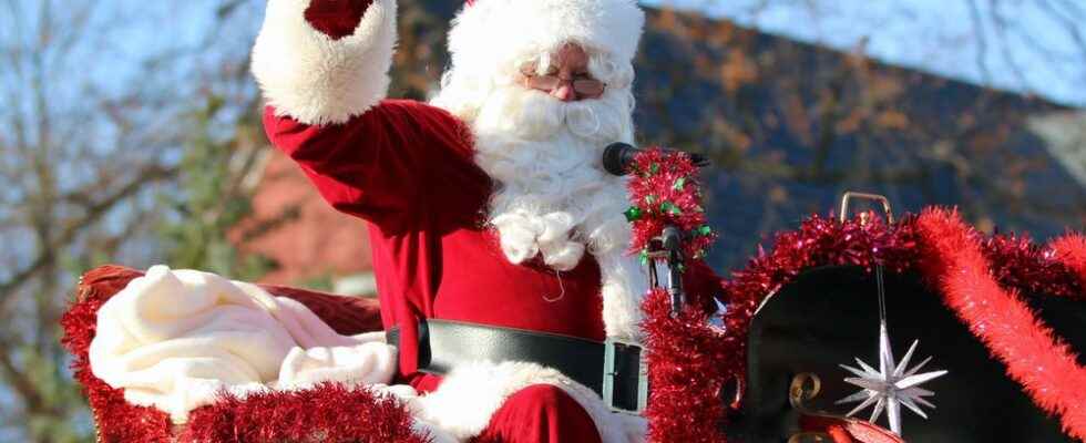 Santa Claus parades through Petrolia
