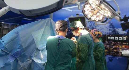They watched the live pacemaker surgery course without taking their
