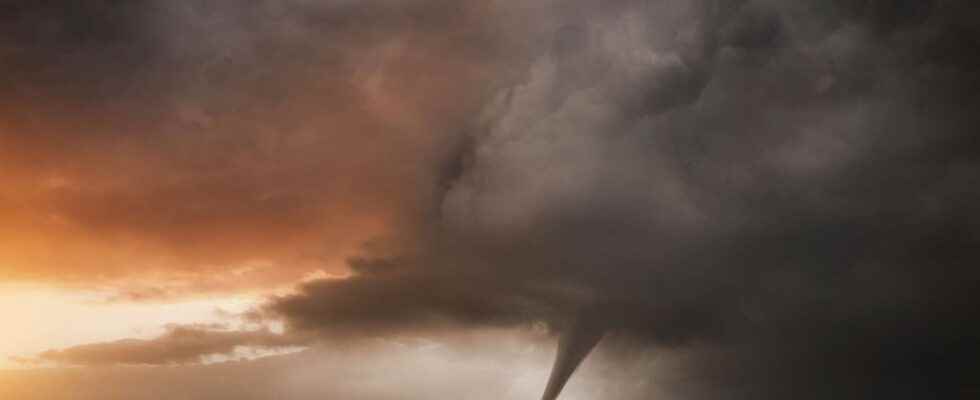 Tornadoes in the United States debris rose to an altitude