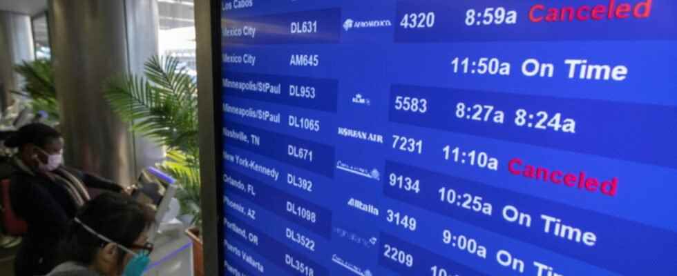 more than 2000 flights canceled worldwide on Christmas Eve