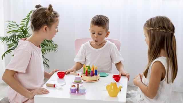 1642353177_kids_playing_birthday_game_together