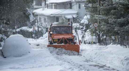 Greece to pay 2000 euros to drivers stuck on the