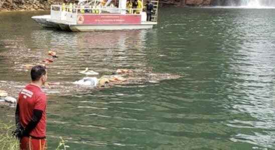 Horrible event in Brazil Giant rock fell on boats 6