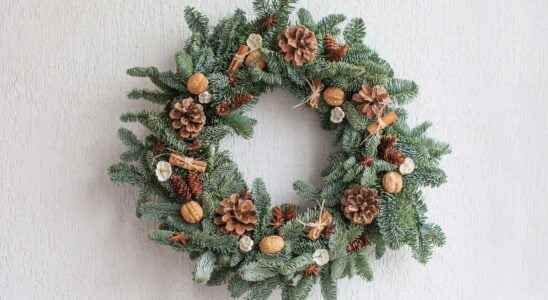How to make a natural Christmas wreath