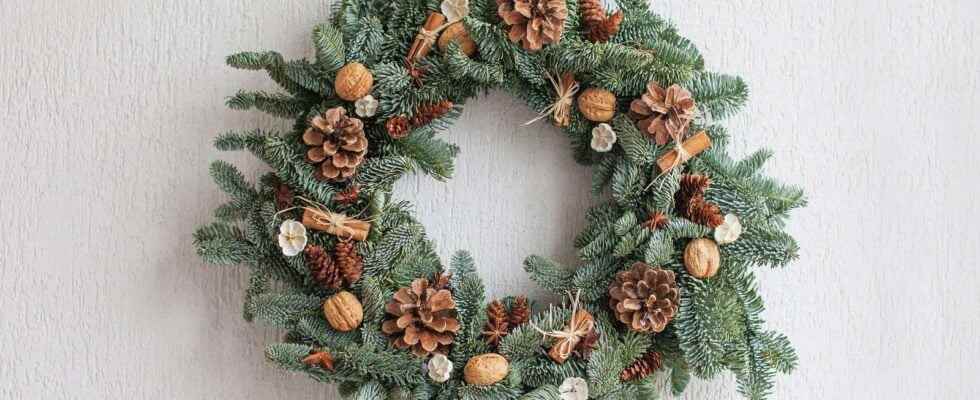 How to make a natural Christmas wreath