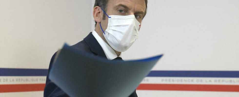 Macron descends into the presidential arena