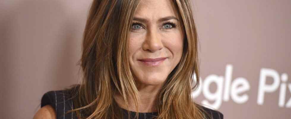 Makeup free Jennifer Aniston flaunts her curly hair from the humidity