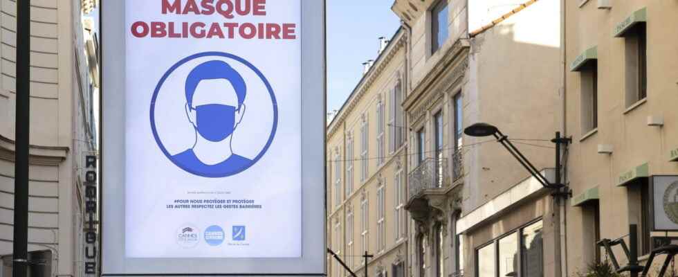 Mandatory mask Paris exterior places age poster