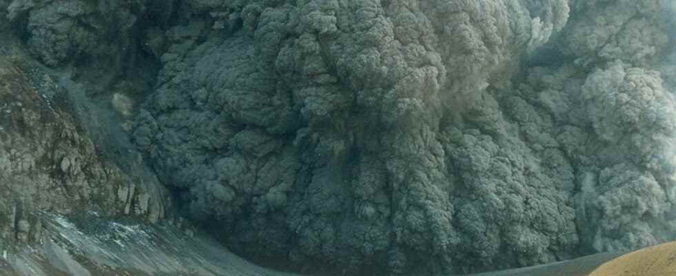 The violent eruption of the volcano Thera on the island