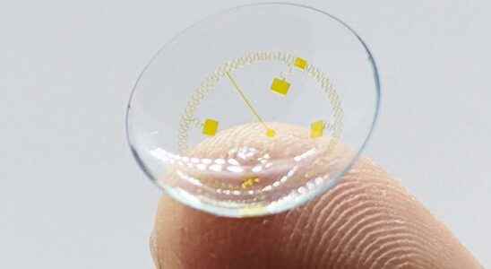 This contact lens displays notifications directly to the eye