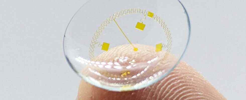 This contact lens displays notifications directly to the eye