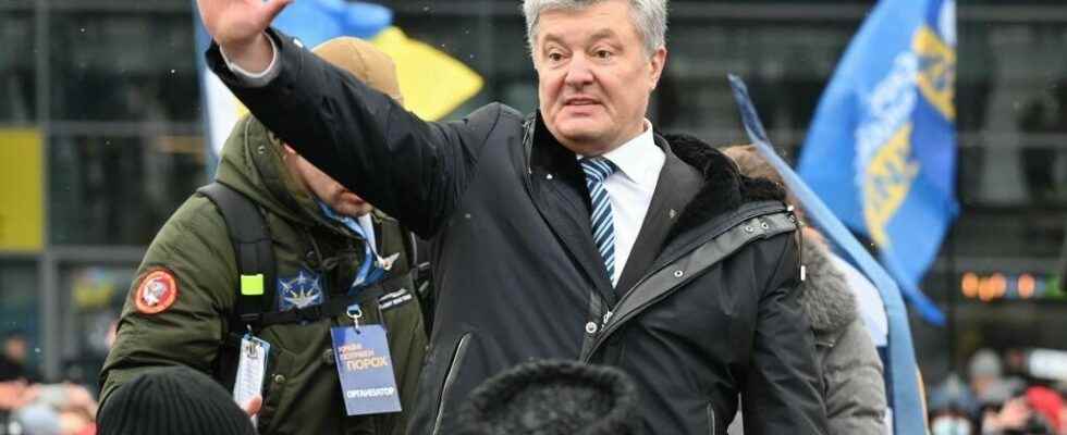 Ukrainian prosecutors call for ex president Poroshenkos arrest