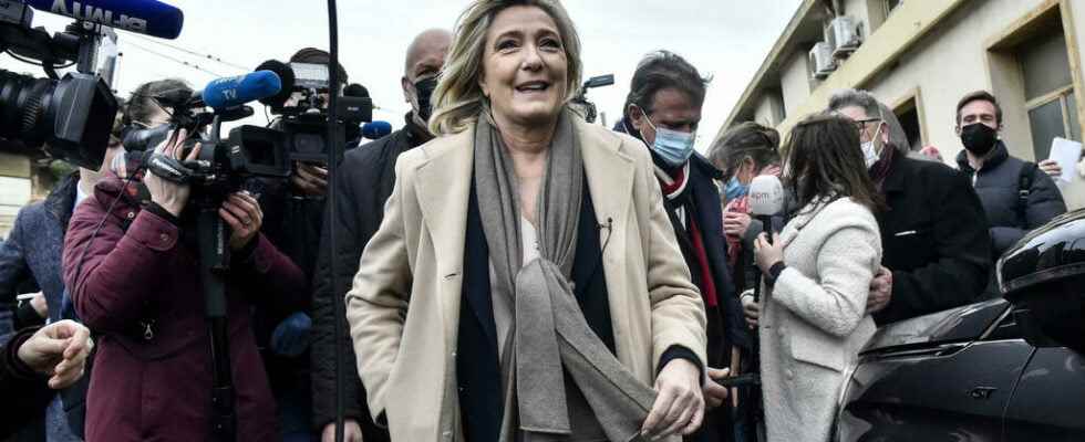 at the Franco Spanish border Marine Le Pen defends a dissuasive