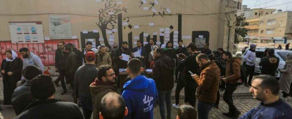 gathering of families of disappeared and prisoners of the regime
